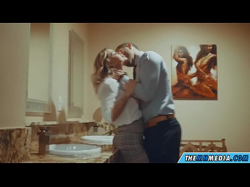 ❤️ Том биетэй шаргал үст таныг нийтийн бие засах газар уруу татах үед ❤️ Гэрийн порно манайд ❌